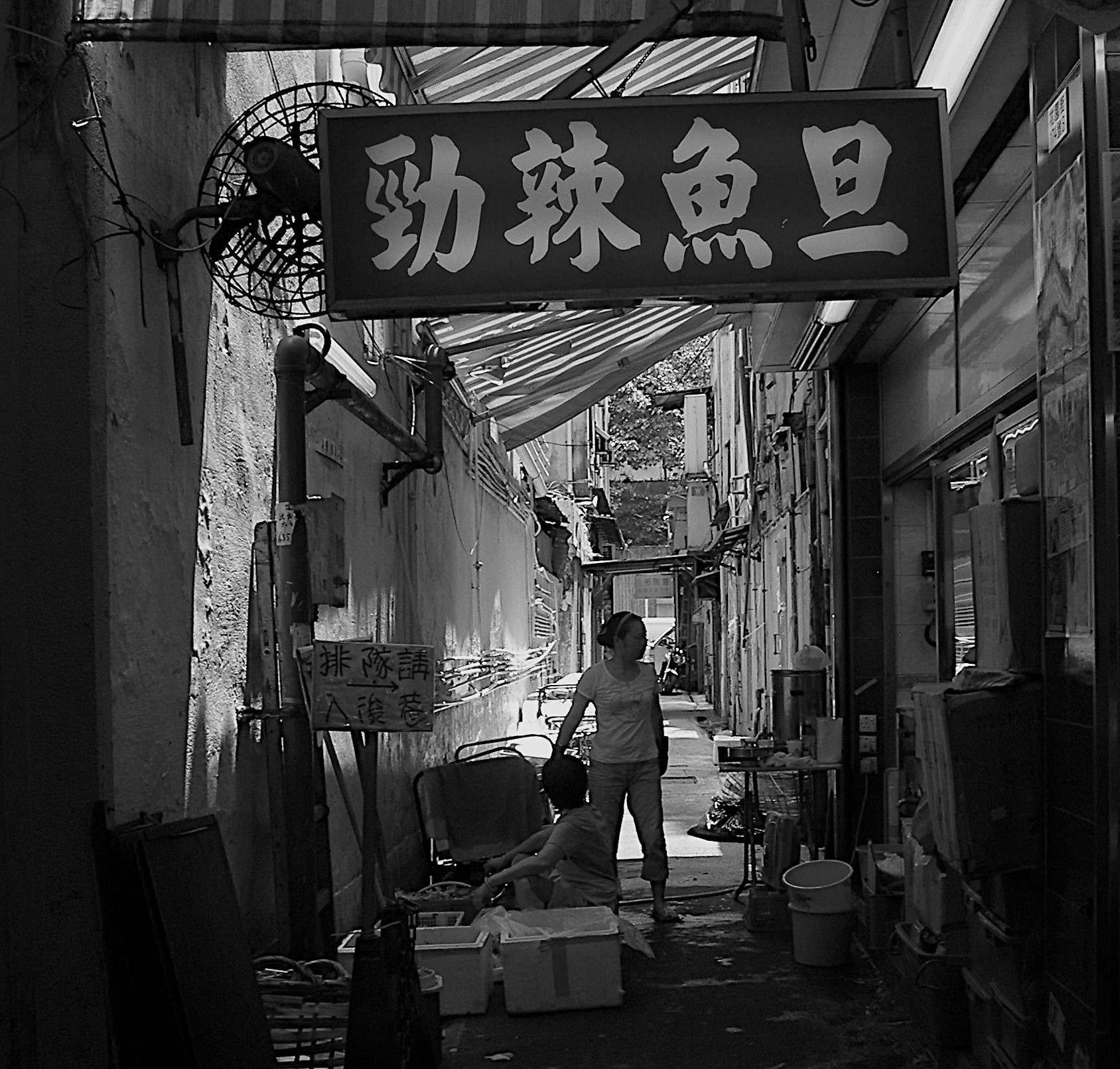 HK_ALLEY_BW.JPG