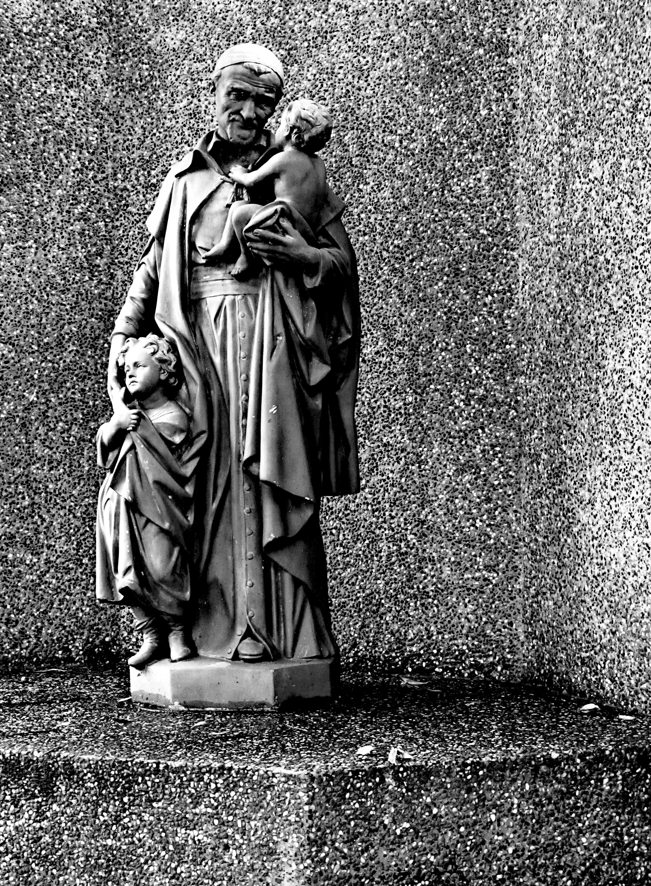 STATUE2_BW.JPG